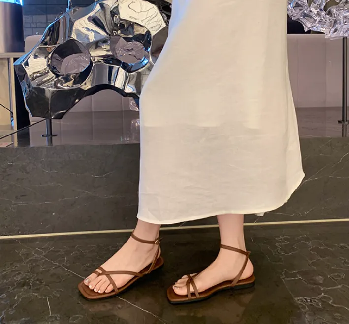 Cross Strapping Flat Sandals