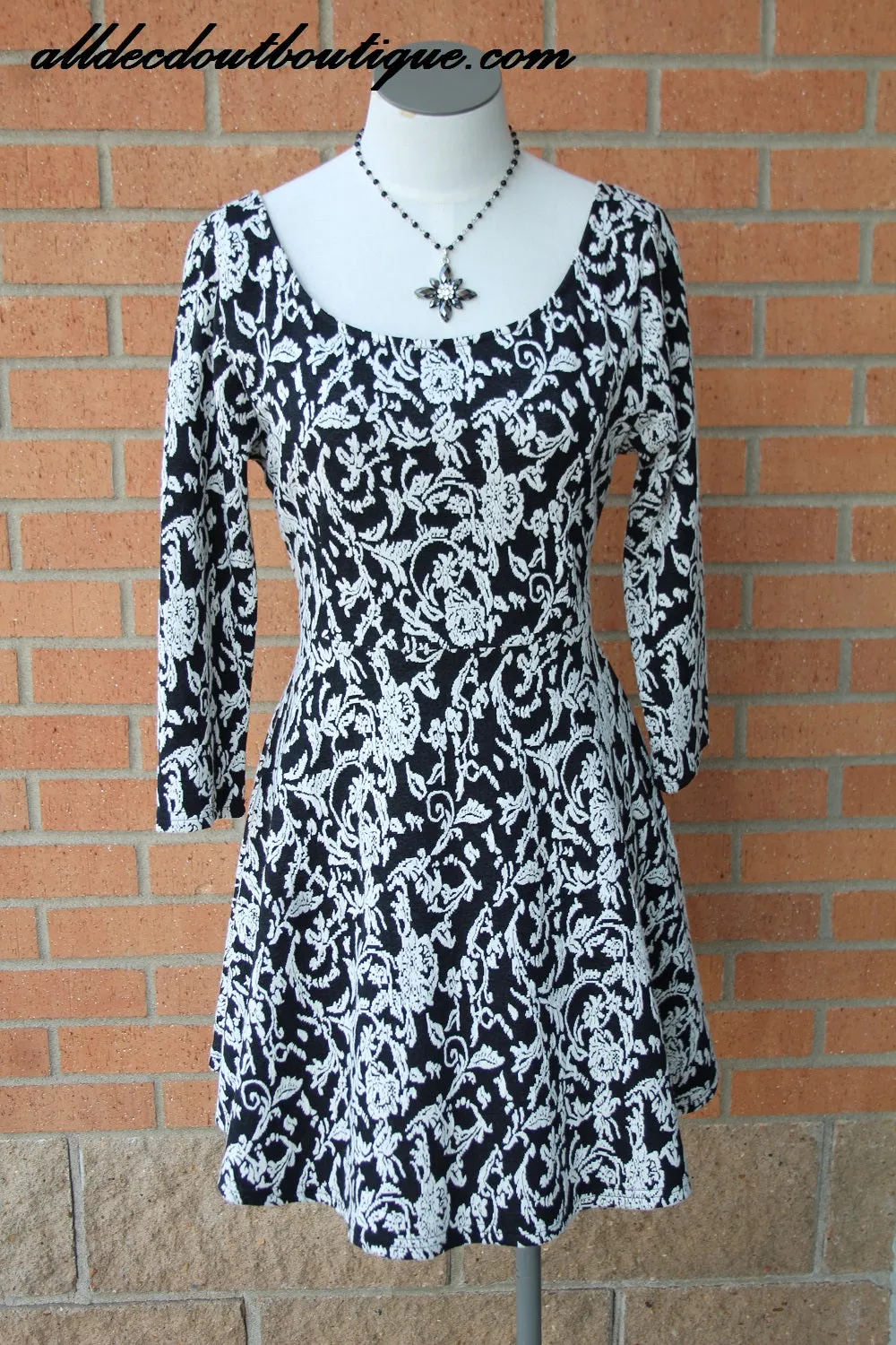 En Creme | Black and White Floral Pattern Dress