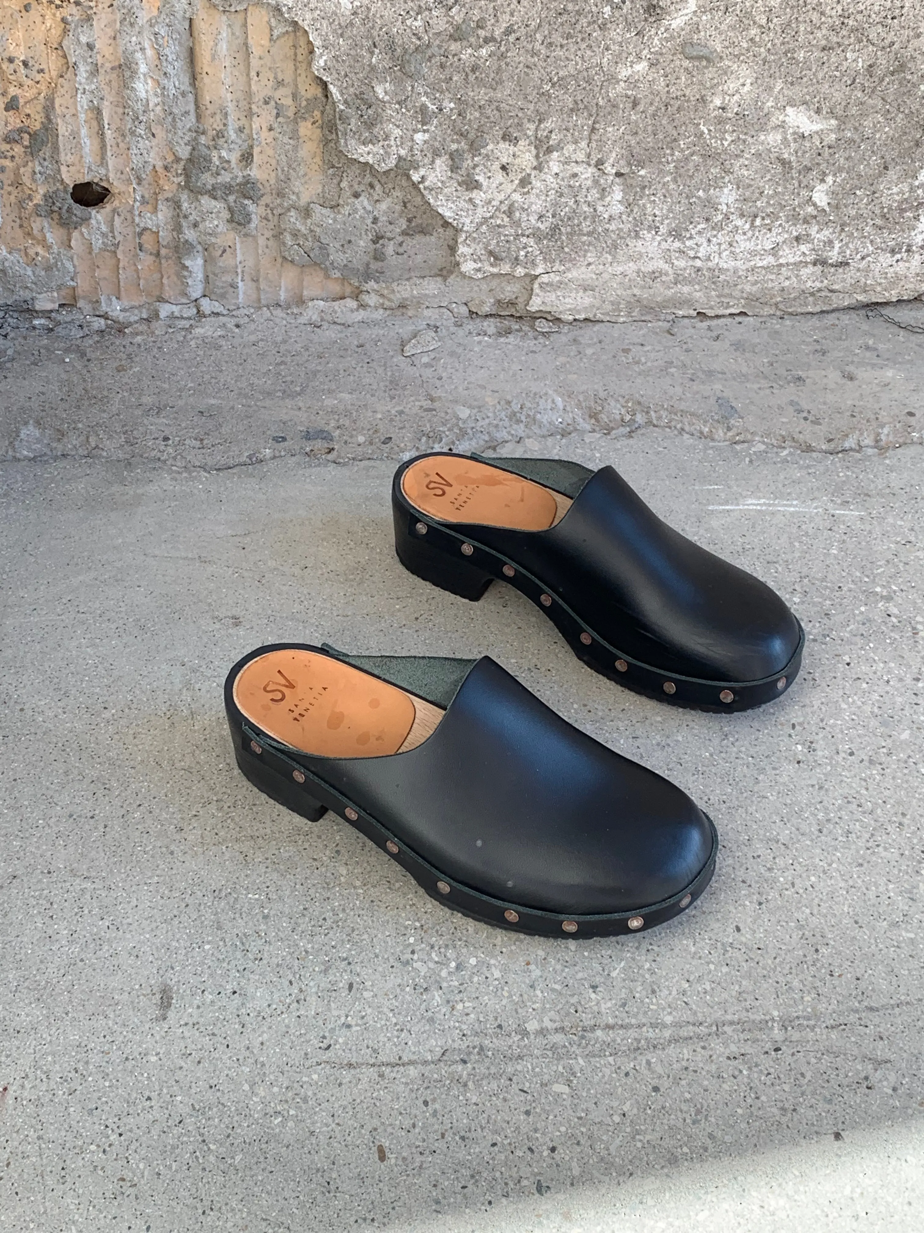 Santa Venetia black clogs