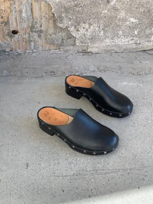 Santa Venetia black clogs