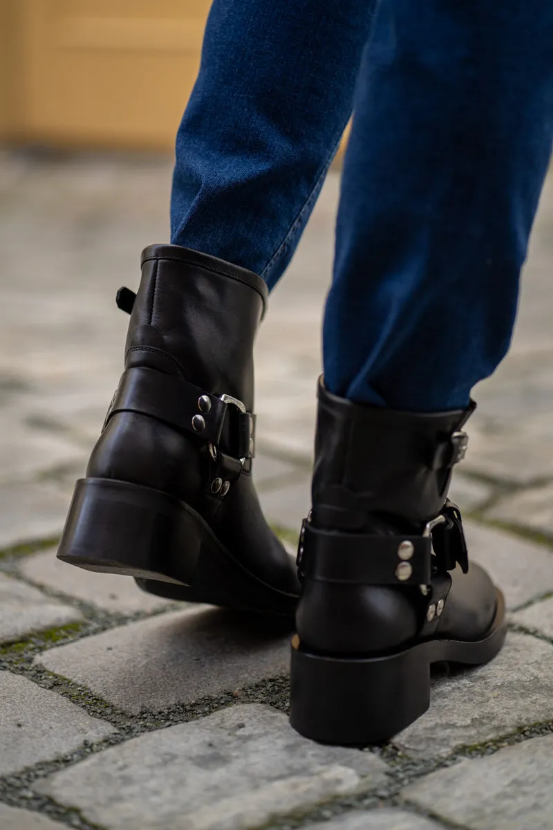Strategia Sort kort boots med spenner