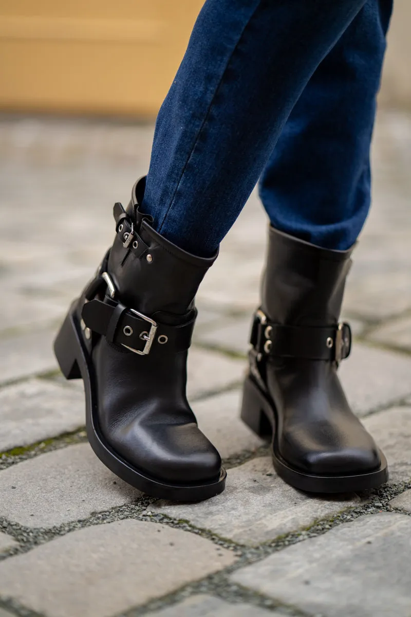Strategia Sort kort boots med spenner