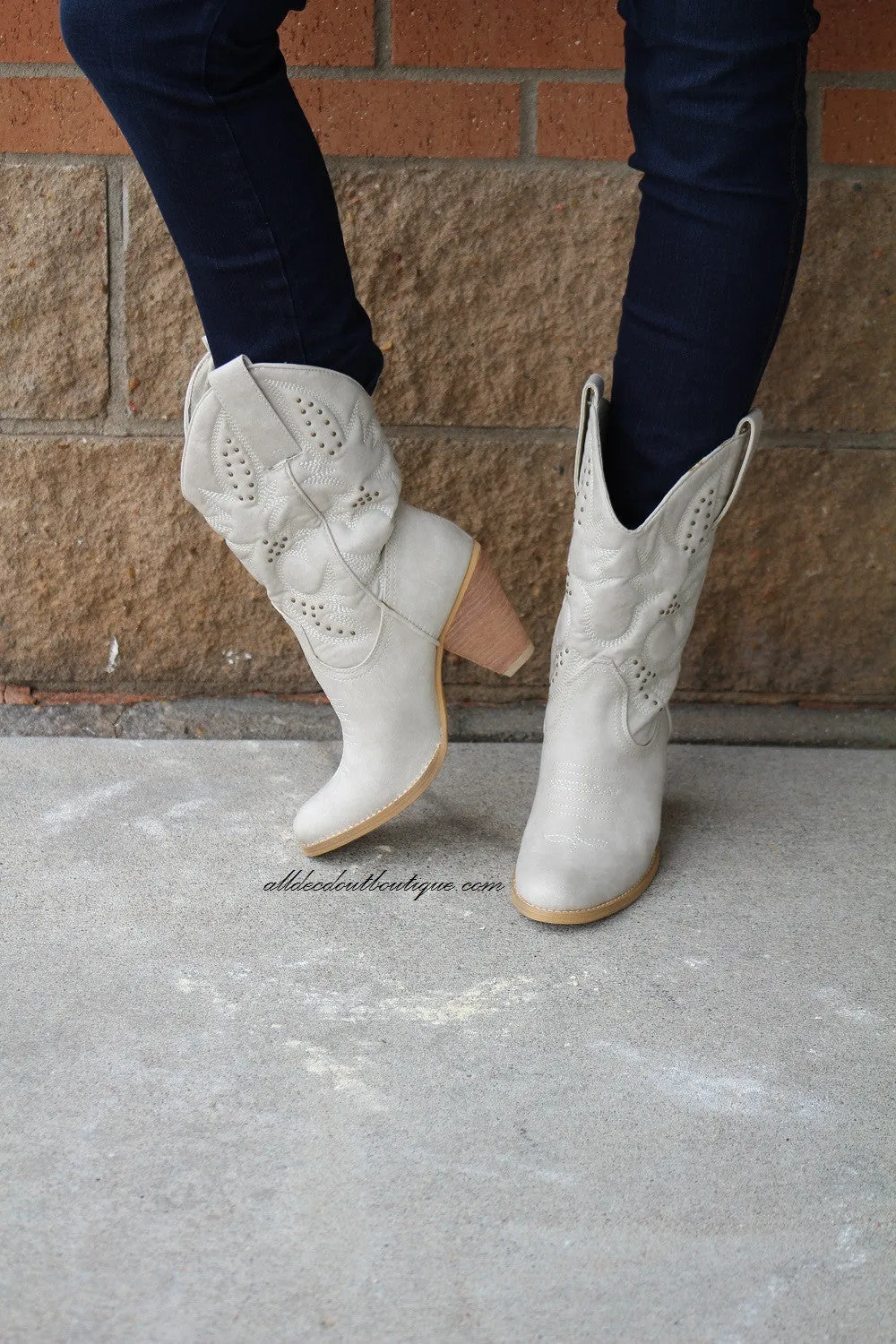 Very Volatile | Denver Cowgirl Boots Off White