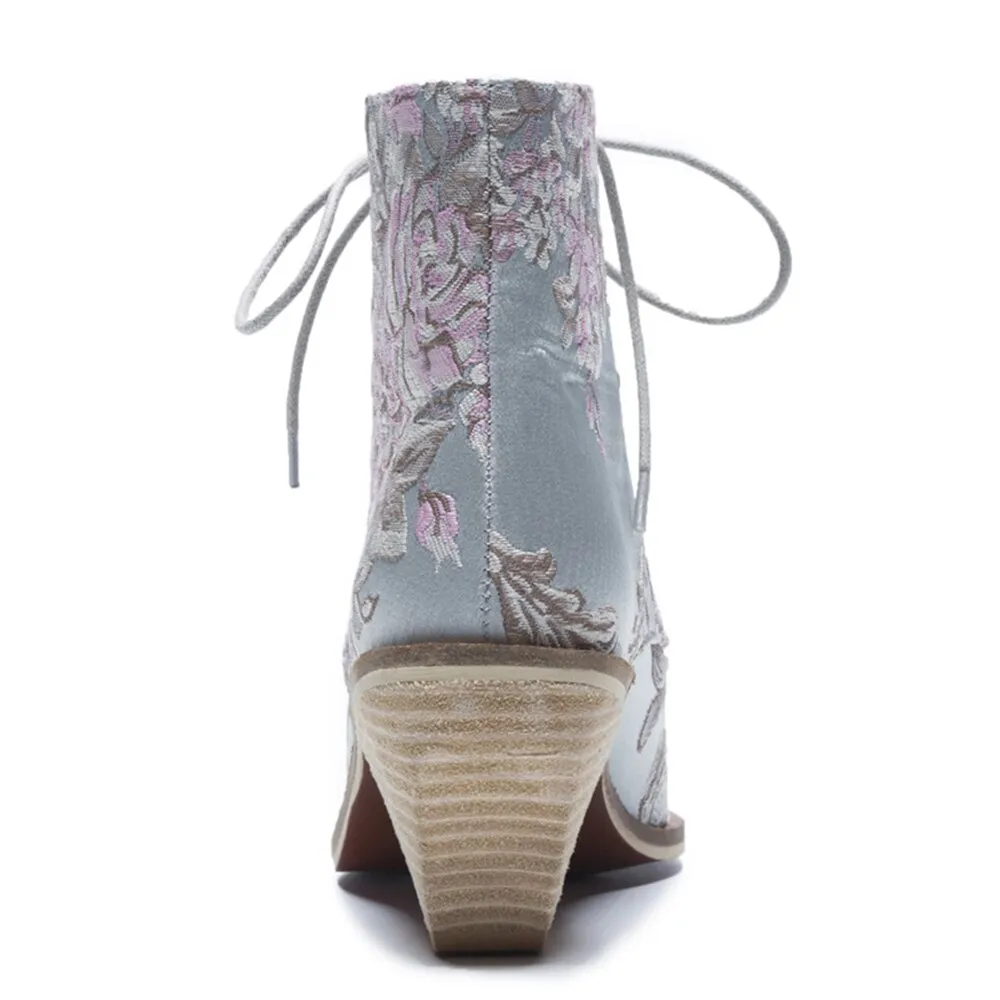 Women embroider fashion boots