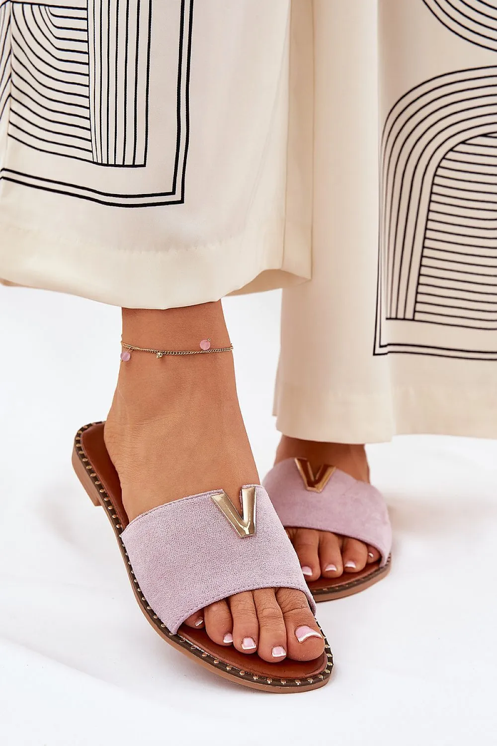Women's flat-heeled sandals