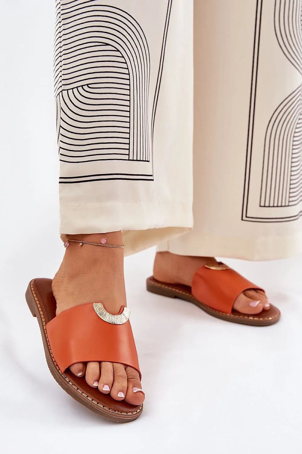 Women's flat-heeled sandals