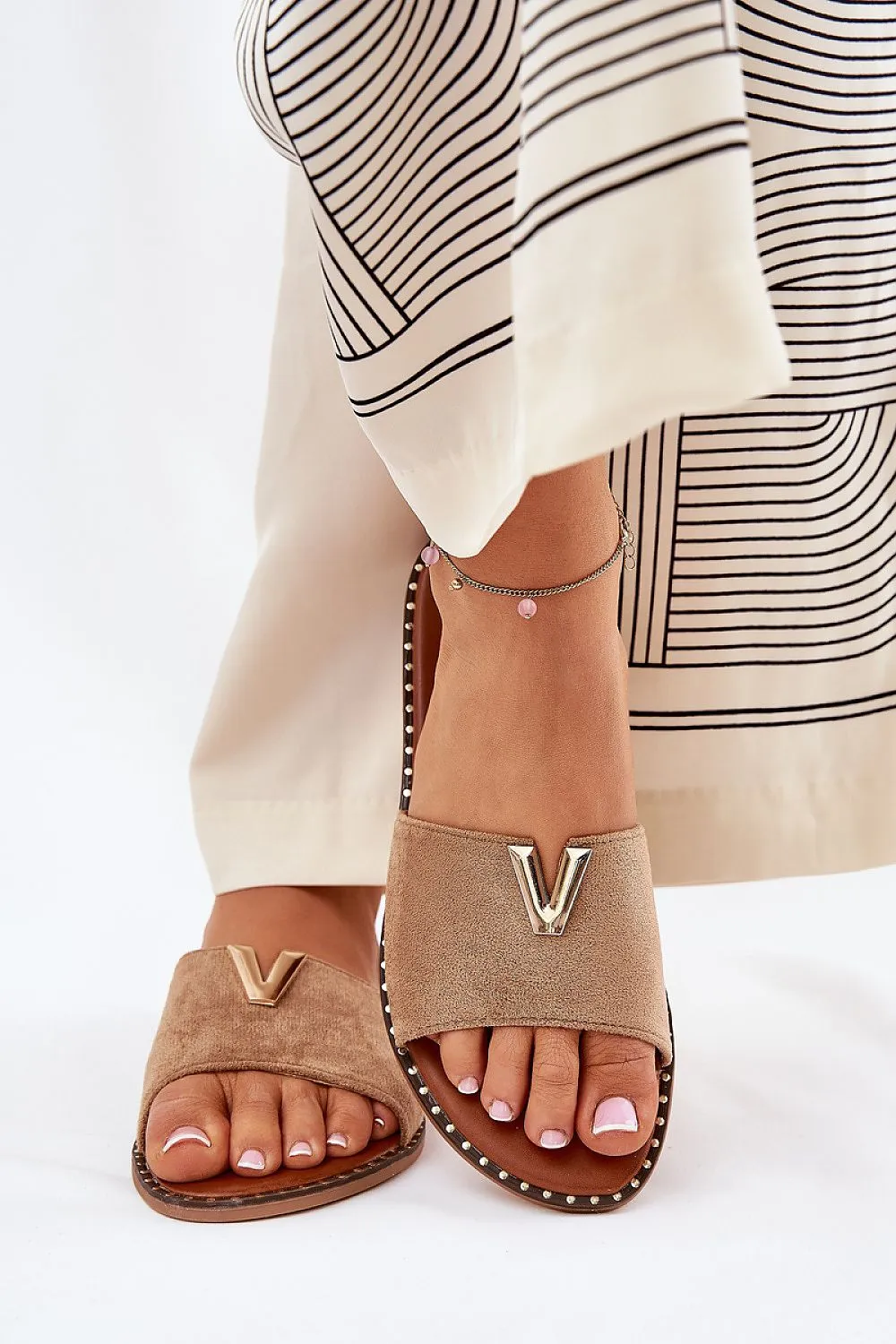 Women's flat-heeled sandals