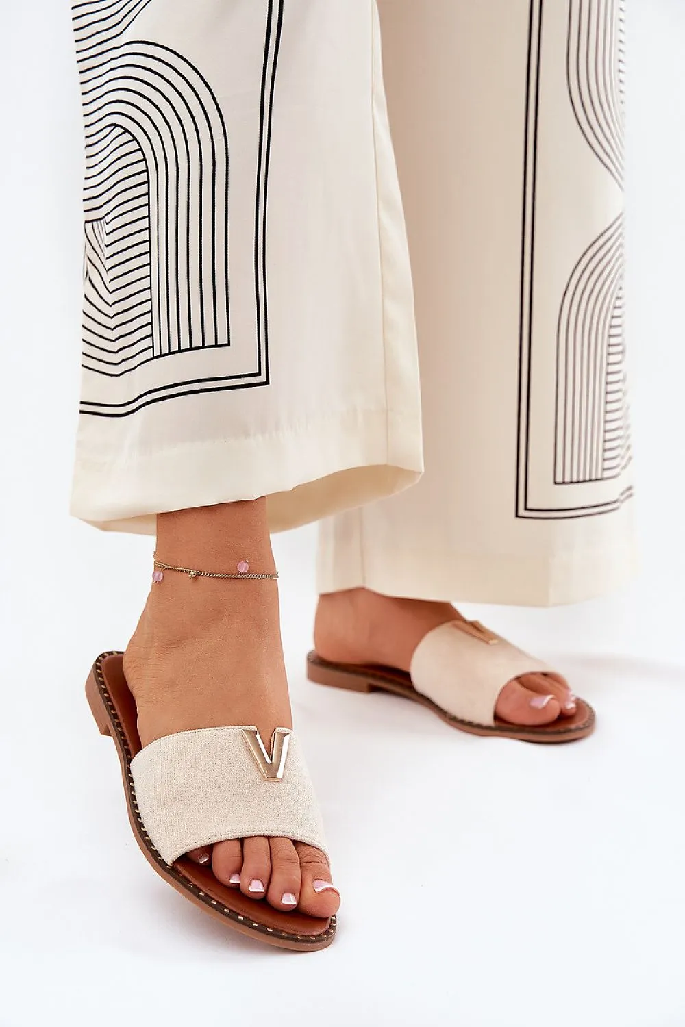 Women's flat-heeled sandals