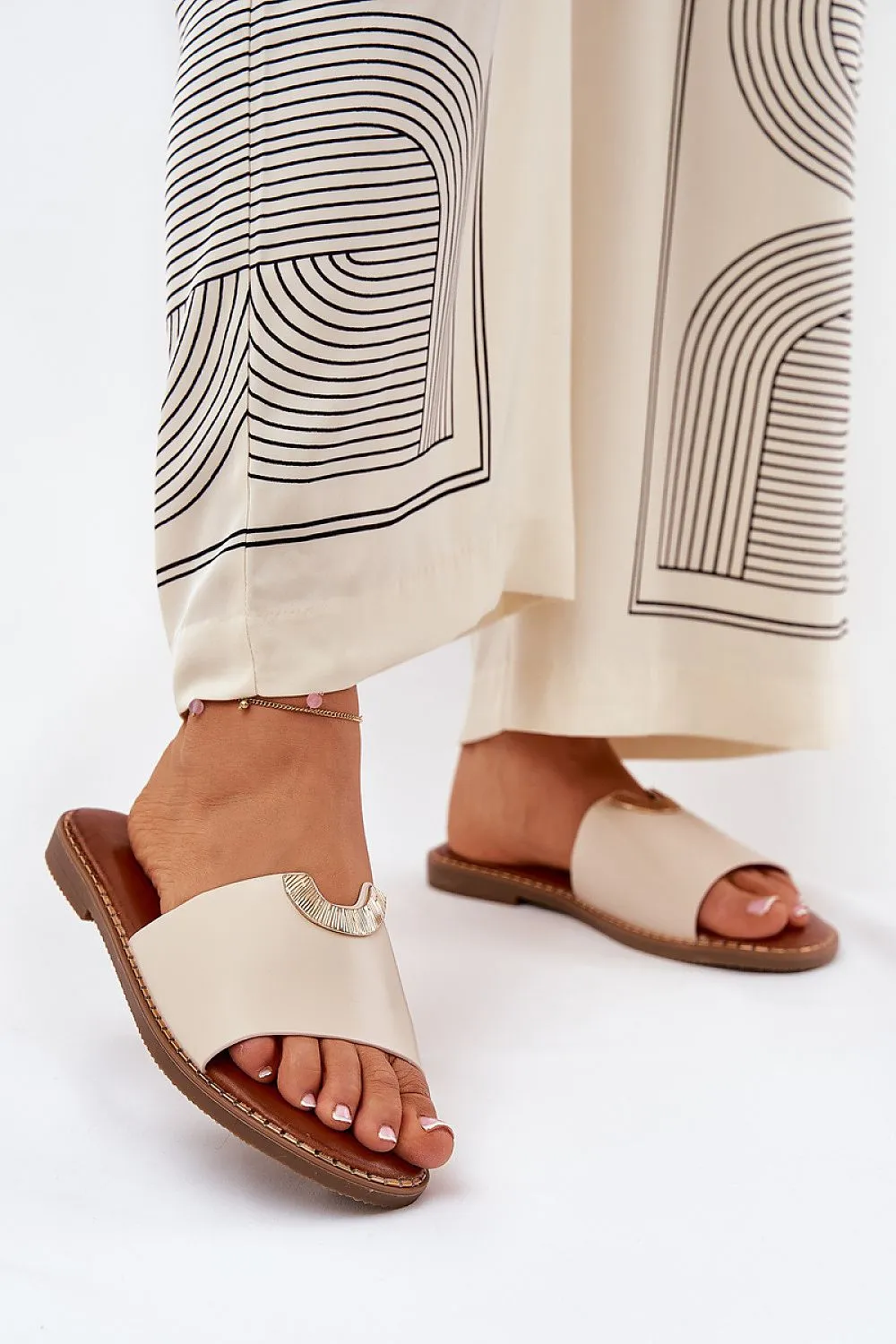 Women's flat-heeled sandals