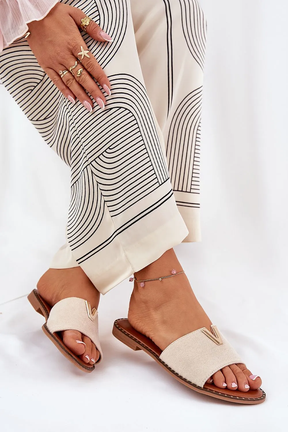 Women's flat-heeled sandals