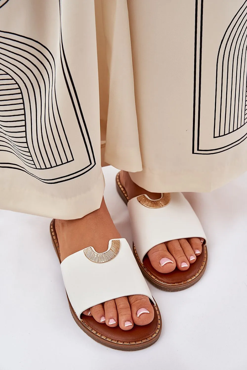 Women's flat-heeled sandals