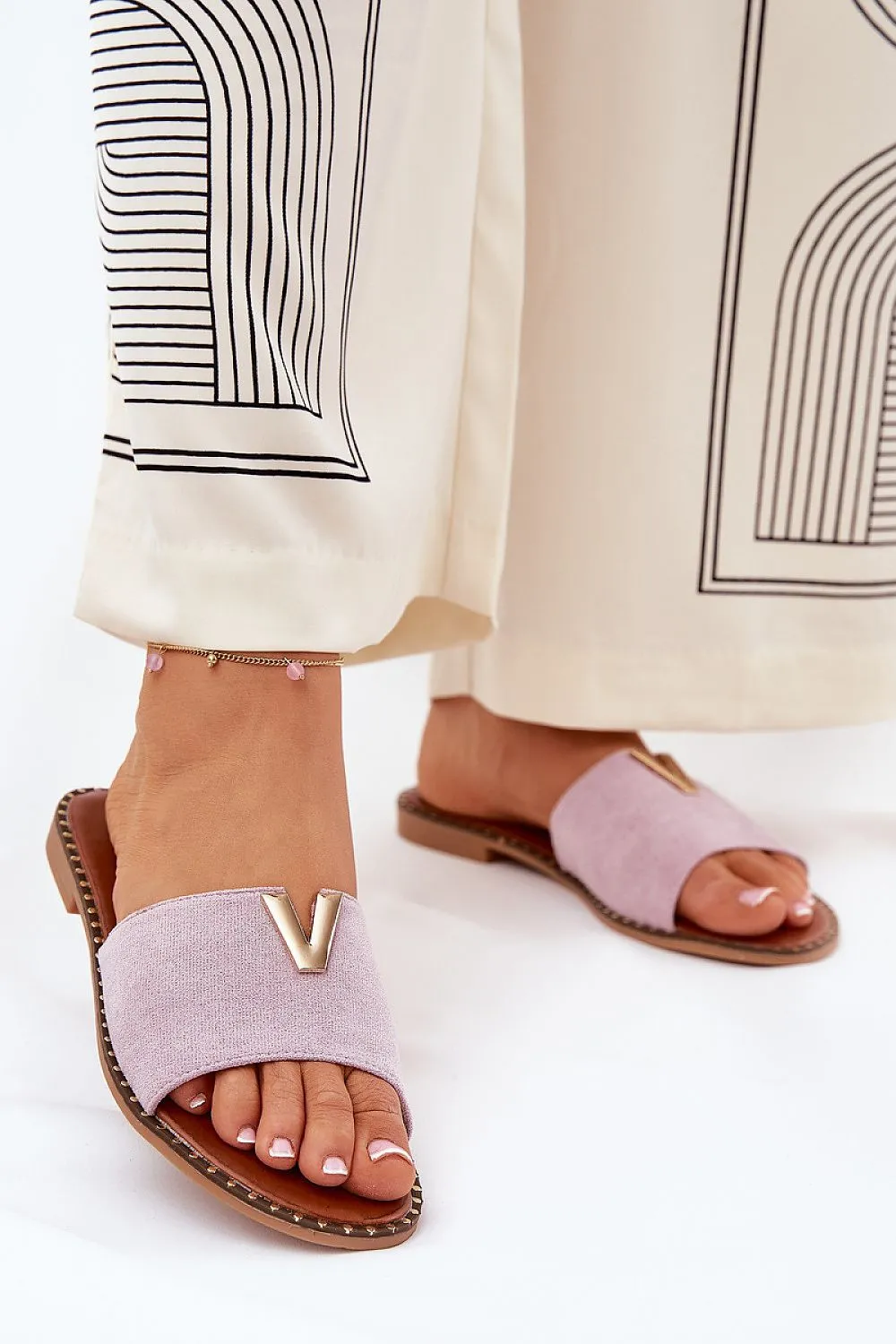 Women's flat-heeled sandals